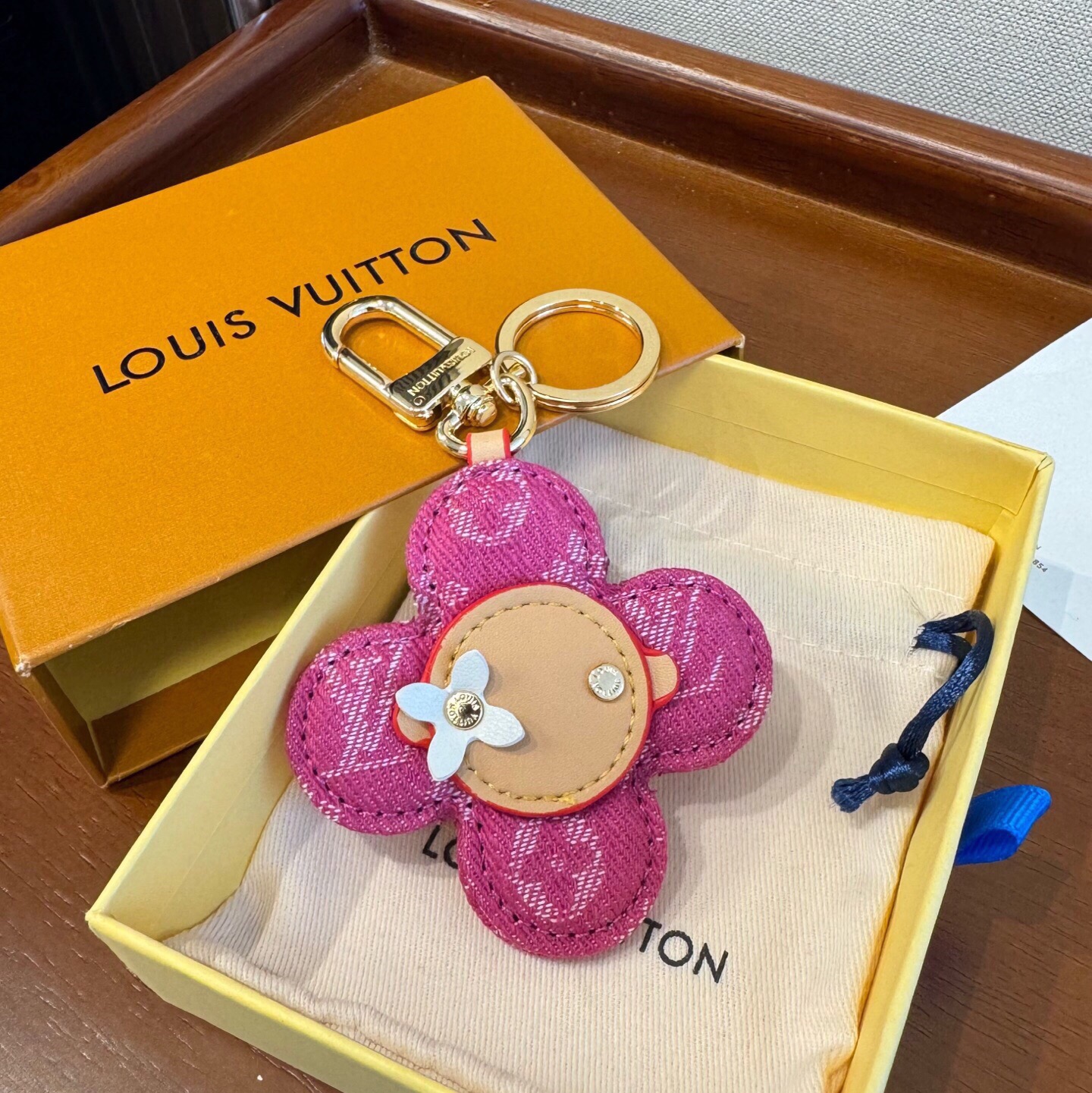 🔥LOUIS VUITTON新款包饰与钥匙扣。LV薇薇安太阳花包包挂件 手机壳挂件 可满足各种时尚品味的实用配饰。凸显时