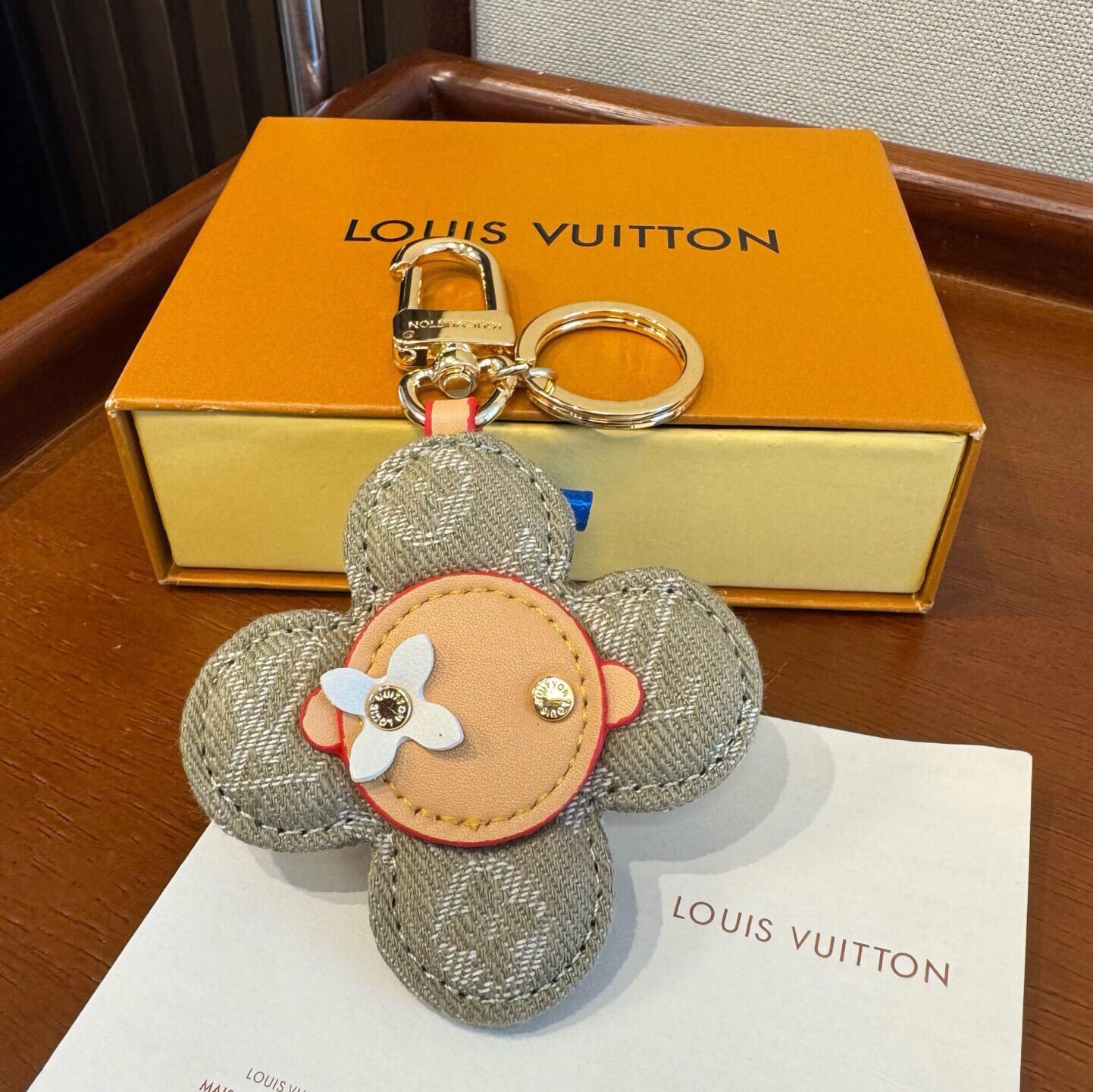 🔥LOUIS VUITTON新款包饰与钥匙扣。LV薇薇安太阳花包包挂件 手机壳挂件 可满足各种时尚品味的实用配饰。凸显时