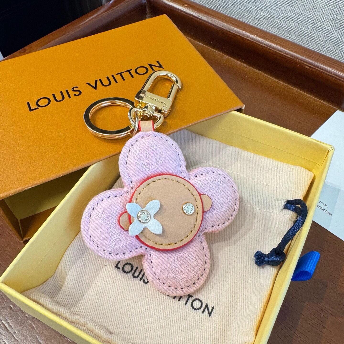 🔥LOUIS VUITTON新款包饰与钥匙扣。LV薇薇安太阳花包包挂件 手机壳挂件 可满足各种时尚品味的实用配饰。凸显时