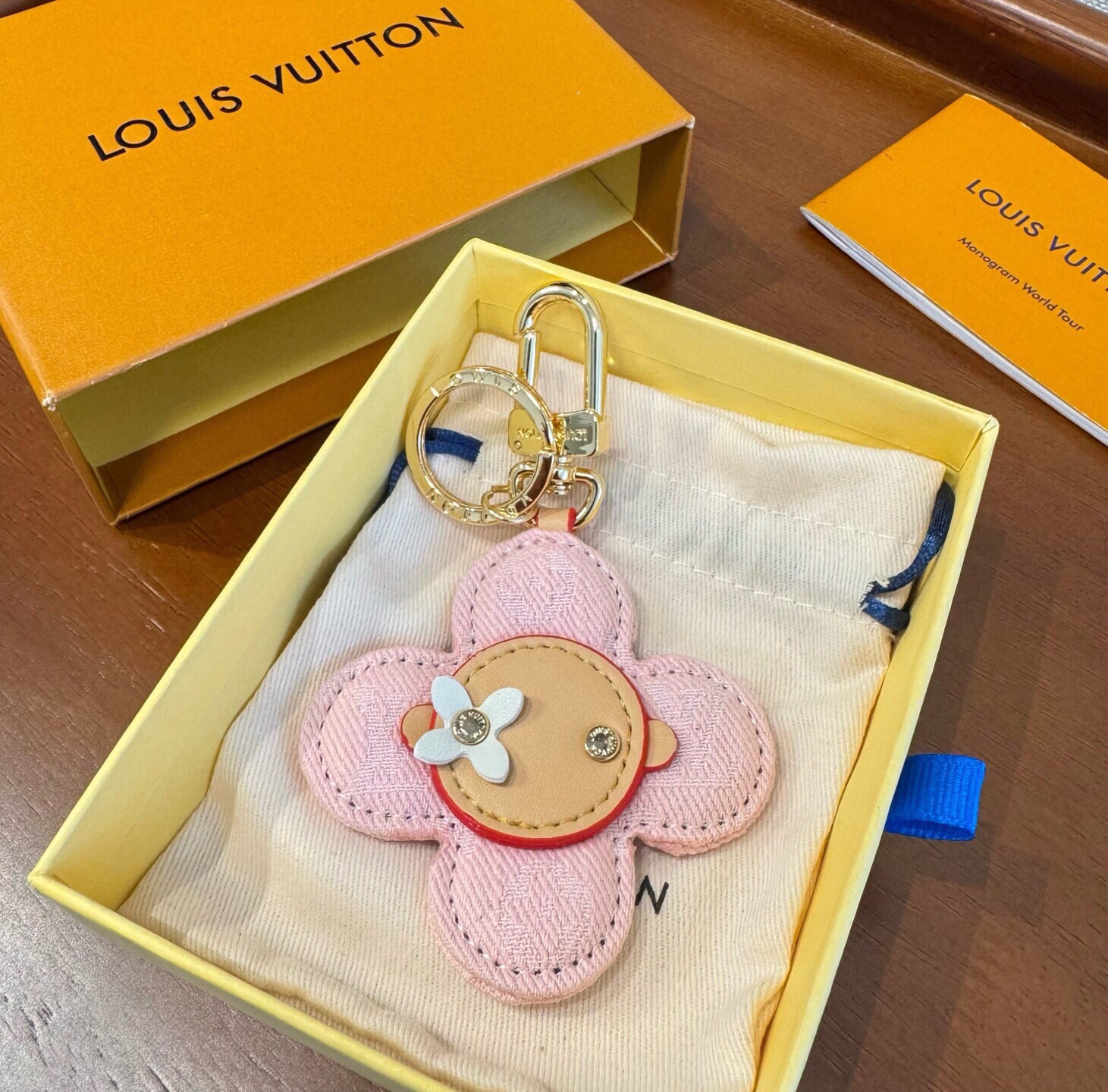 🔥LOUIS VUITTON新款包饰与钥匙扣。LV薇薇安太阳花包包挂件 手机壳挂件 可满足各种时尚品味的实用配饰。凸显时