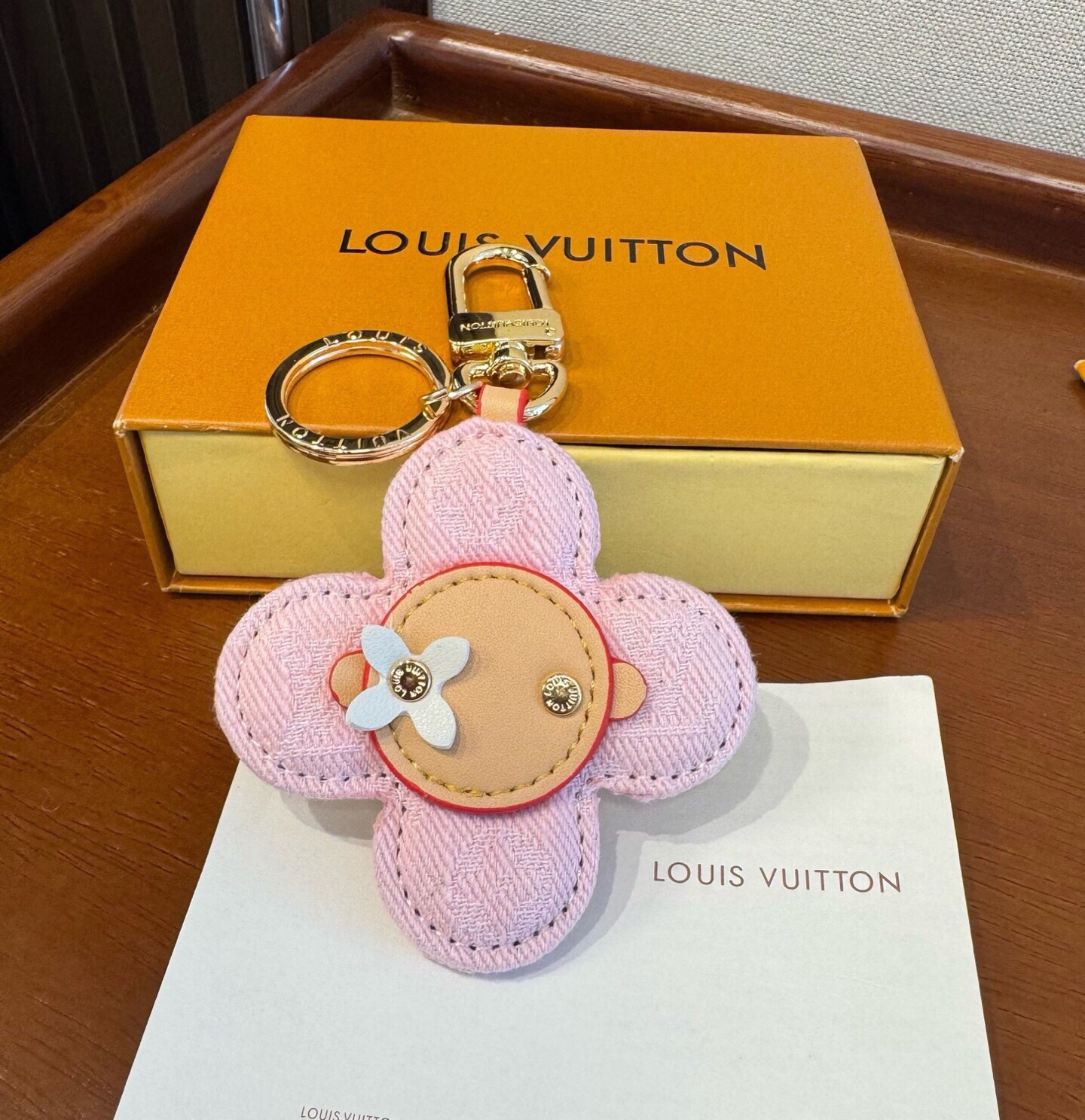 🔥LOUIS VUITTON新款包饰与钥匙扣。LV薇薇安太阳花包包挂件 手机壳挂件 可满足各种时尚品味的实用配饰。凸显时