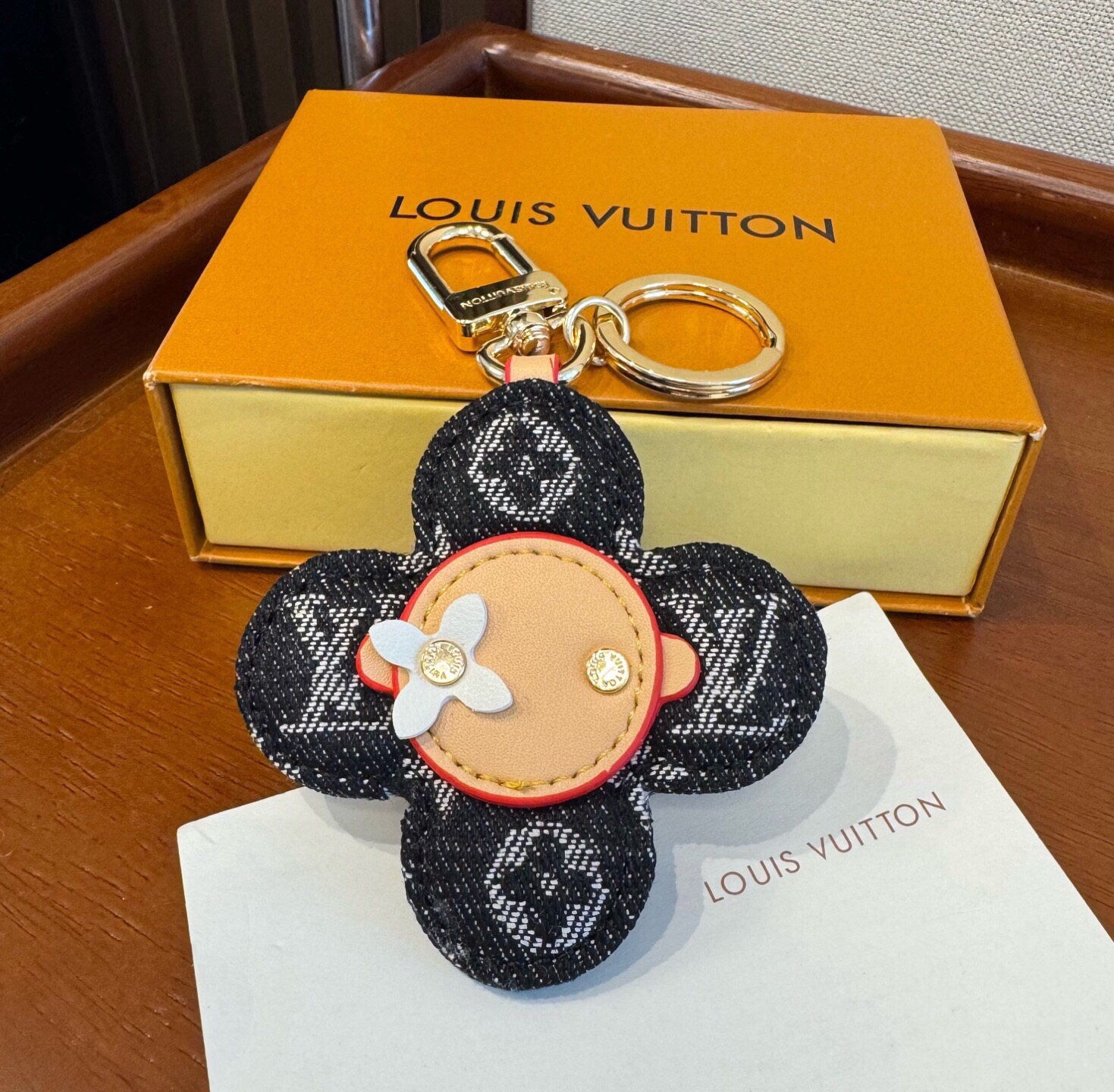 🔥LOUIS VUITTON新款包饰与钥匙扣。LV薇薇安太阳花包包挂件 手机壳挂件 可满足各种时尚品味的实用配饰。凸显时
