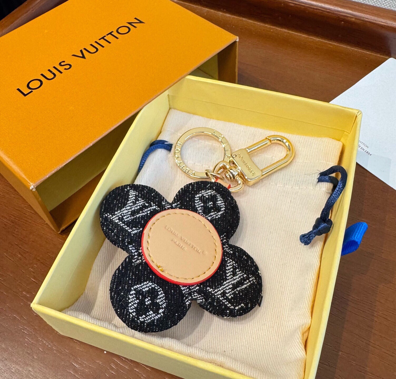 🔥LOUIS VUITTON新款包饰与钥匙扣。LV薇薇安太阳花包包挂件 手机壳挂件 可满足各种时尚品味的实用配饰。凸显时