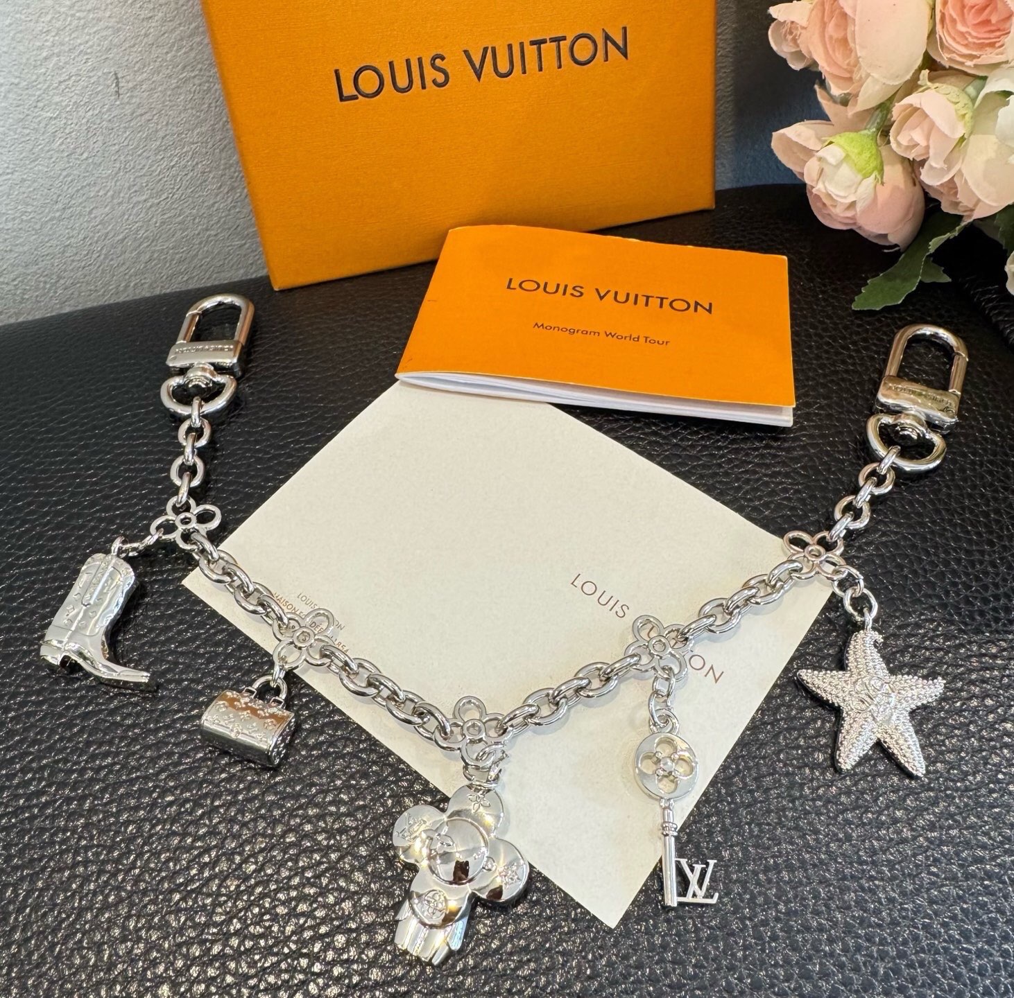 🔥LV钥匙扣包链 多元素新款包包挂件包饰 SPring Street Chain 包饰将 Monogram 小海星和 L