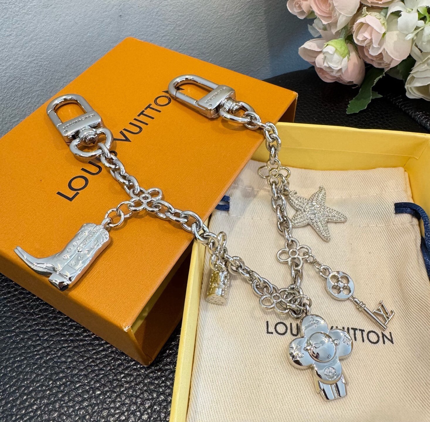 🔥LV钥匙扣包链 多元素新款包包挂件包饰 SPring Street Chain 包饰将 Monogram 小海星和 L