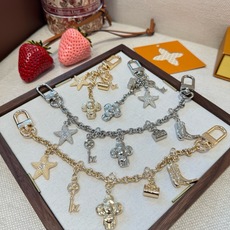 🔥LV钥匙扣包链 多元素新款包包挂件包饰 SPring Street Chain 包饰将 Monogram 小海星和 L 🔥LV钥匙扣包链 多元素新款包包挂件包饰 SPring Street Chain 包饰将 Monogram 小海星和 L