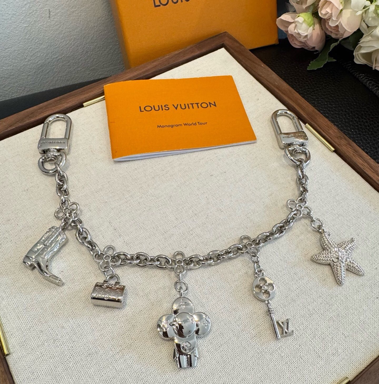 🔥LV钥匙扣包链 多元素新款包包挂件包饰 SPring Street Chain 包饰将 Monogram 小海星和 L