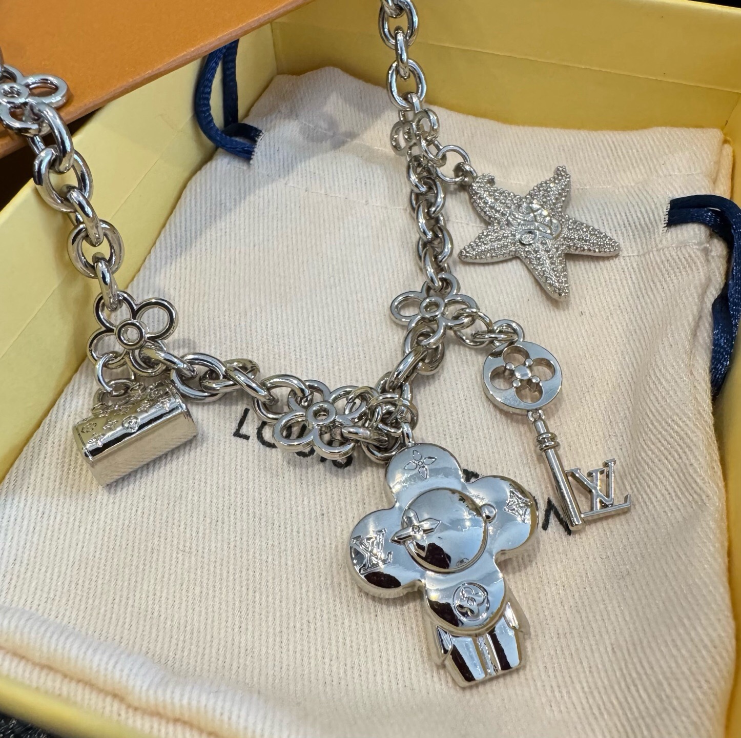 🔥LV钥匙扣包链 多元素新款包包挂件包饰 SPring Street Chain 包饰将 Monogram 小海星和 L