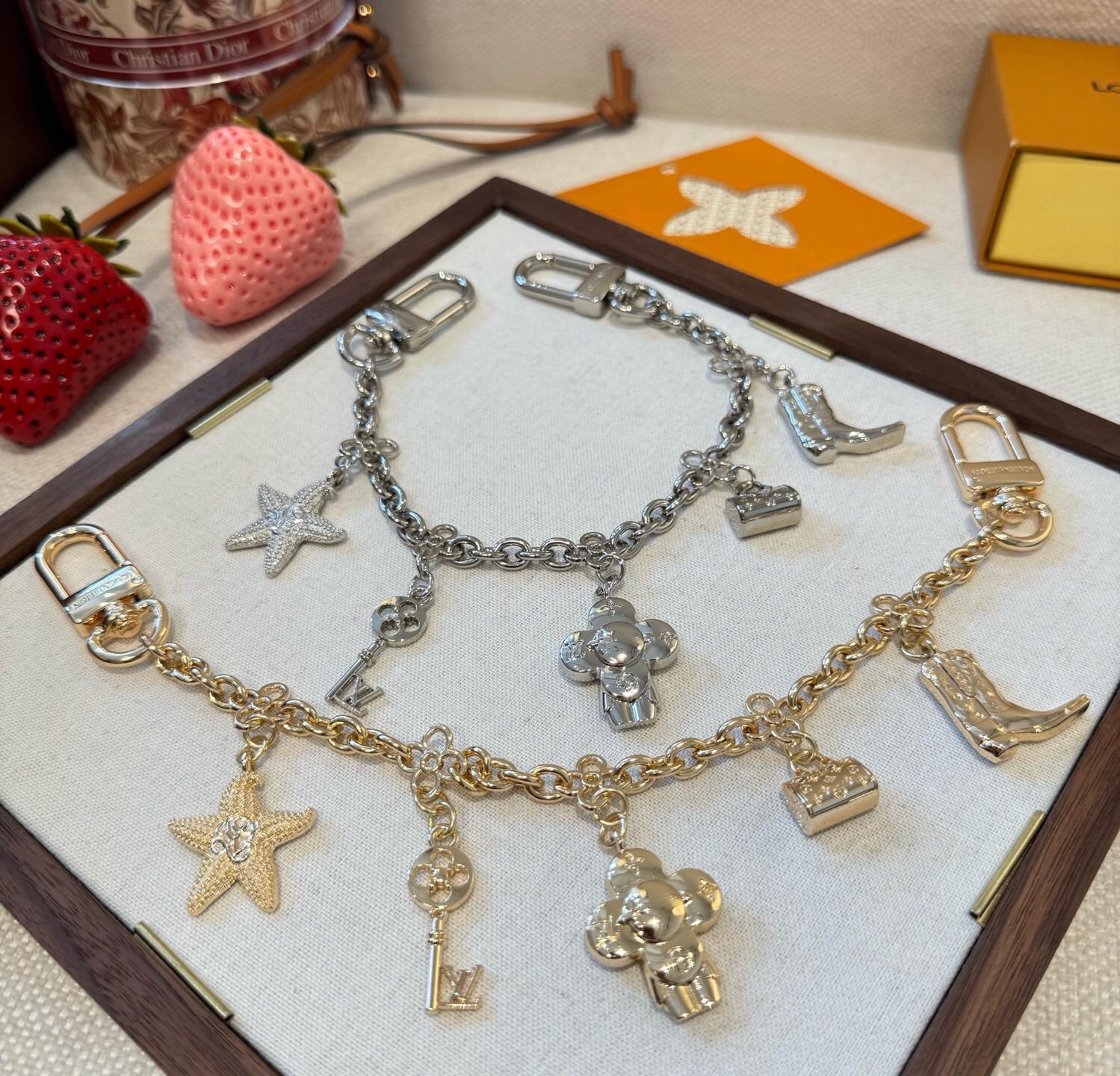 🔥LV钥匙扣包链 多元素新款包包挂件包饰 SPring Street Chain 包饰将 Monogram 小海星和 L