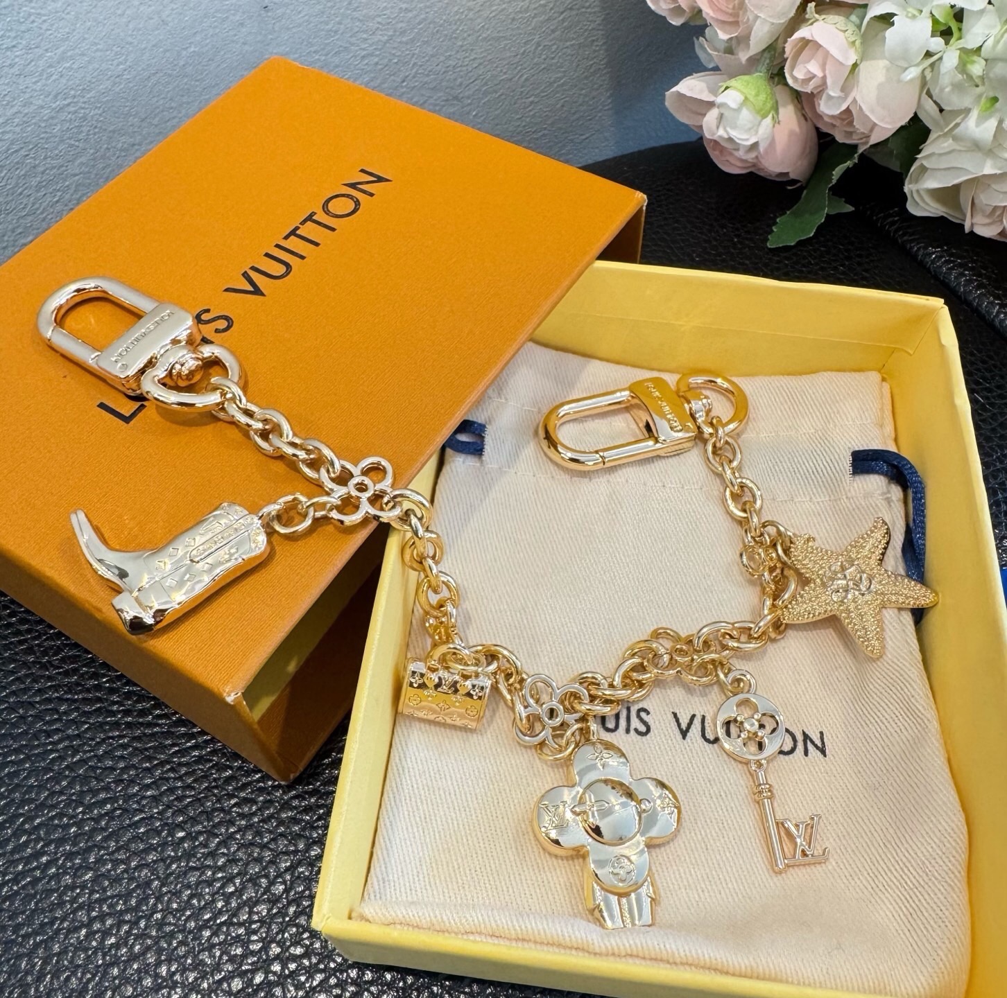 🔥LV钥匙扣包链 多元素新款包包挂件包饰 SPring Street Chain 包饰将 Monogram 小海星和 L