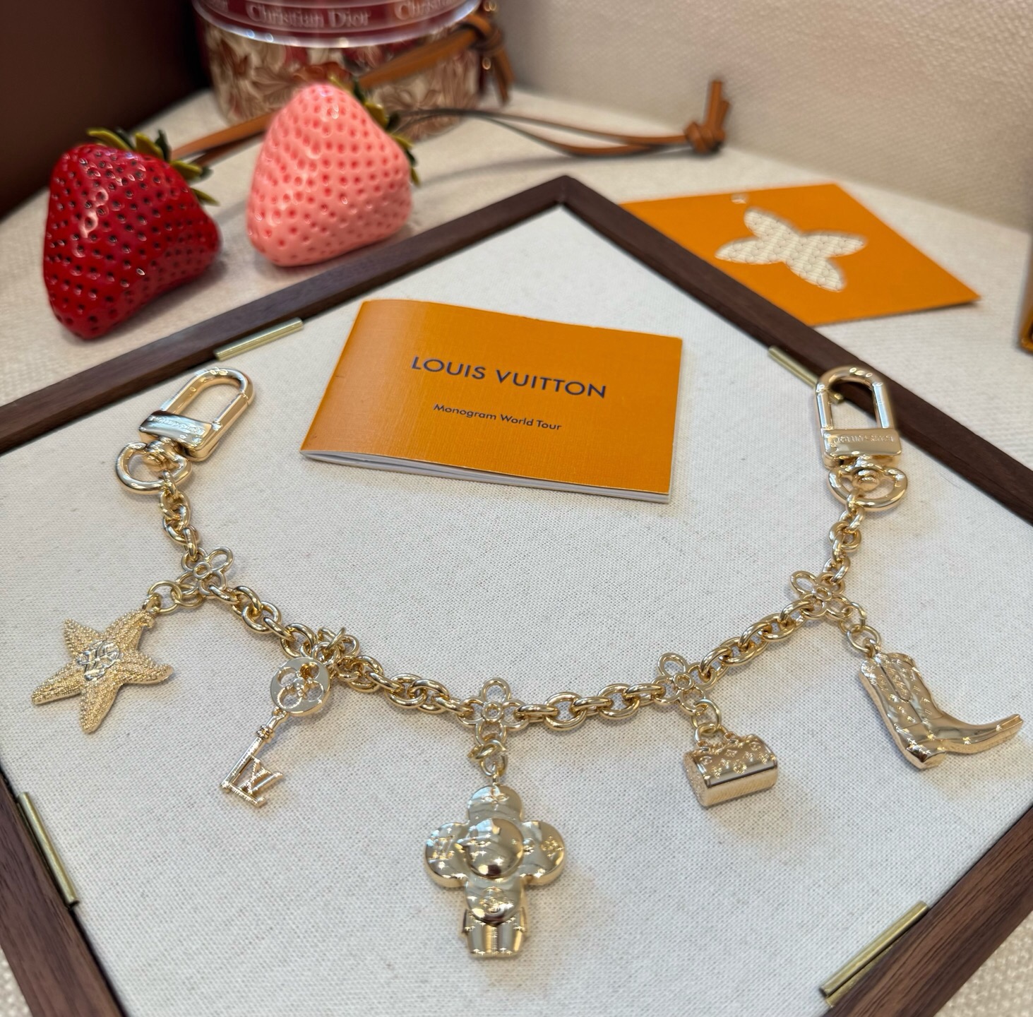 🔥LV钥匙扣包链 多元素新款包包挂件包饰 SPring Street Chain 包饰将 Monogram 小海星和 L