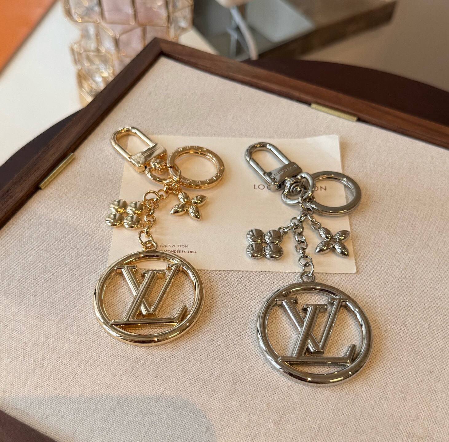 🔥lv钥匙扣 包包挂饰 SPring Street Chain 包饰将 Monogram 花卉和 LV 字母等经典元素化