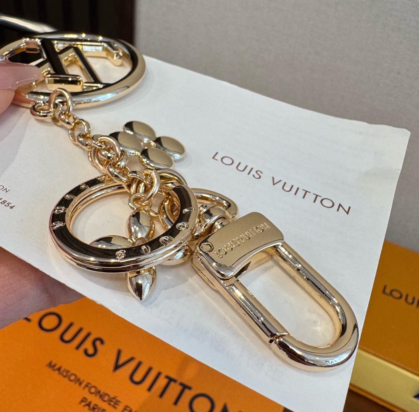 🔥lv钥匙扣 包包挂饰 SPring Street Chain 包饰将 Monogram 花卉和 LV 字母等经典元素化