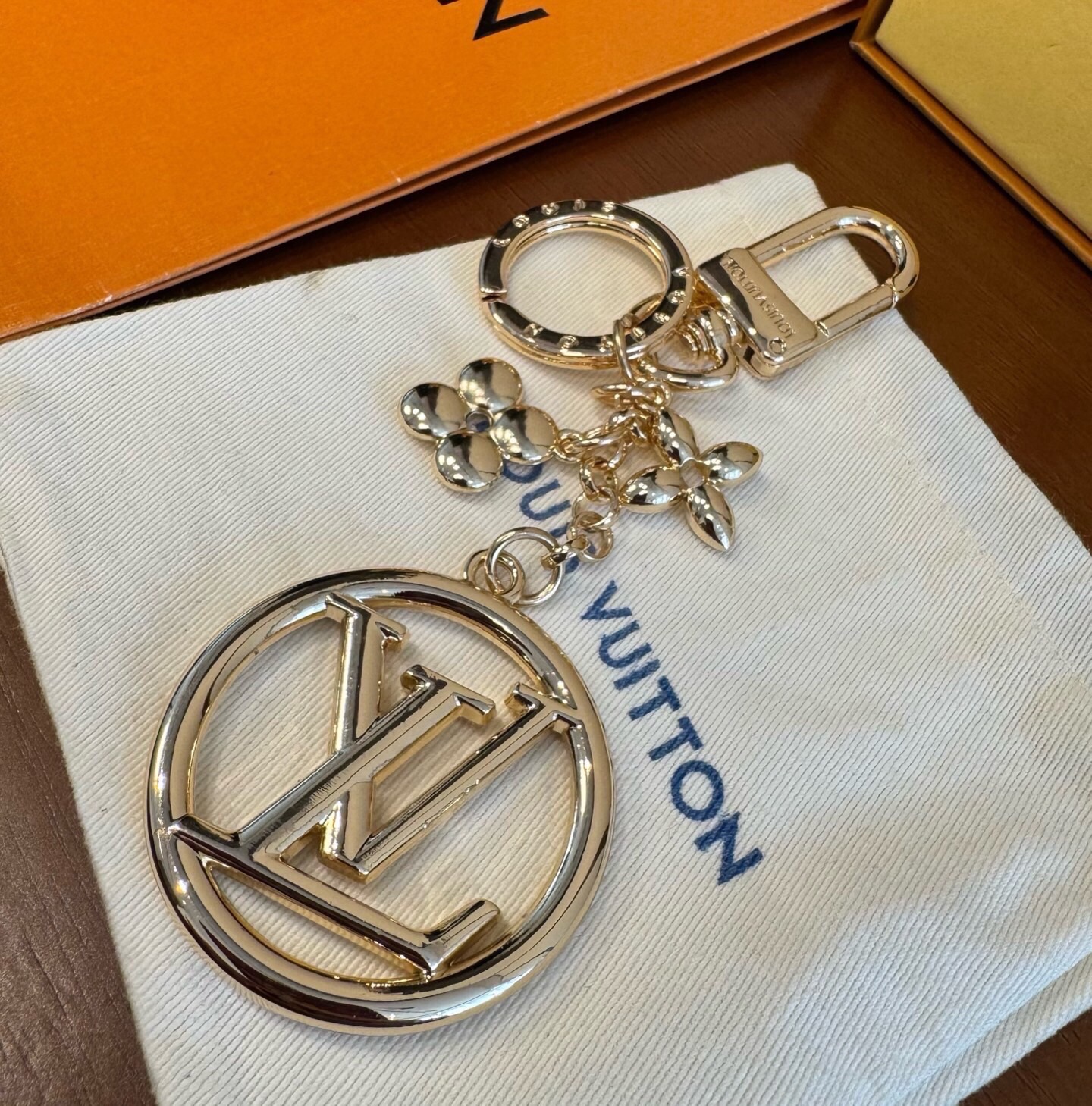 🔥lv钥匙扣 包包挂饰 SPring Street Chain 包饰将 Monogram 花卉和 LV 字母等经典元素化
