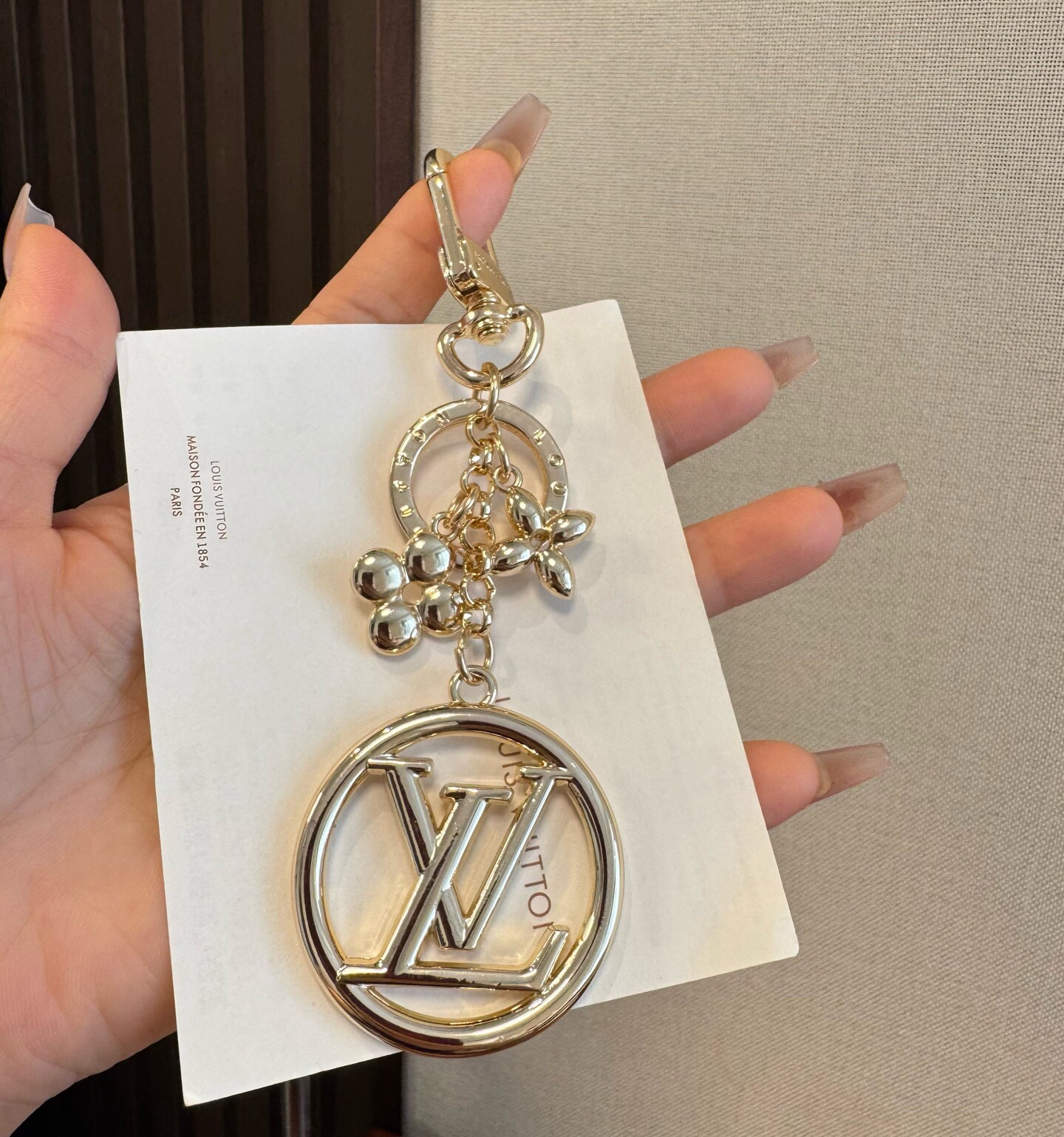 🔥lv钥匙扣 包包挂饰 SPring Street Chain 包饰将 Monogram 花卉和 LV 字母等经典元素化