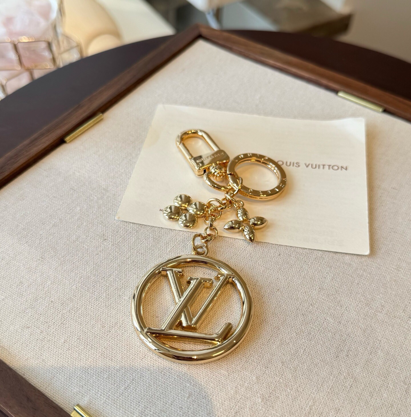 🔥lv钥匙扣 包包挂饰 SPring Street Chain 包饰将 Monogram 花卉和 LV 字母等经典元素化