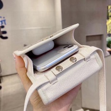 🔥 Gucci马衔扣通用手机包 生活出门不需要带现金的时代,这个包完全可以满足你日常使用 内含卡片槽位,翻盖设计,简单方 🔥 Gucci马衔扣通用手机包 生活出门不需要带现金的时代,这个包完全可以满足你日常使用 内含卡片槽位,翻盖设计,简单方