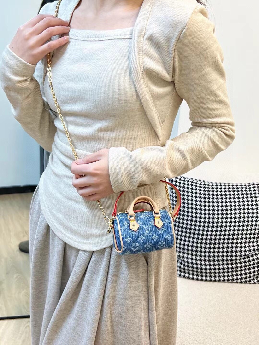 配链条❗️新品❗️LV手提mini牛仔布枕头包 ☀️Louis Vuitton 路易威登lv迷你手提枕头包钥匙扣挂件 配链条❗️新品❗️LV手提mini牛仔布枕头包 ☀️Louis Vuitton 路易威登lv迷你手提枕头包钥匙扣挂件