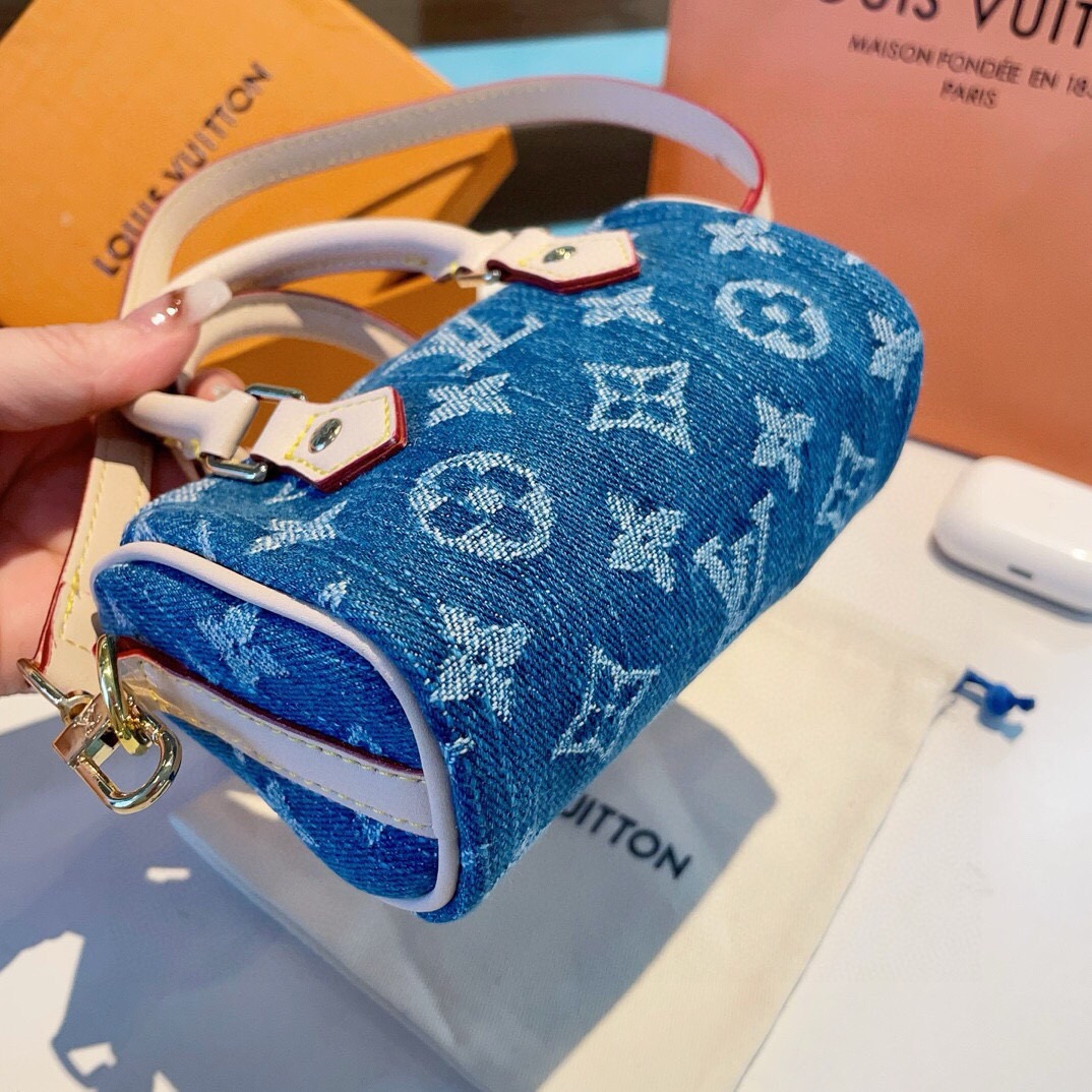 配链条❗️新品❗️LV手提mini牛仔布枕头包 ☀️Louis Vuitton 路易威登lv迷你手提枕头包钥匙扣挂件 配链条❗️新品❗️LV手提mini牛仔布枕头包 ☀️Louis Vuitton 路易威登lv迷你手提枕头包钥匙扣挂件
