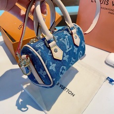 配链条❗️新品❗️LV手提mini牛仔布枕头包 ☀️Louis Vuitton 路易威登lv迷你手提枕头包钥匙扣挂件 配链条❗️新品❗️LV手提mini牛仔布枕头包 ☀️Louis Vuitton 路易威登lv迷你手提枕头包钥匙扣挂件