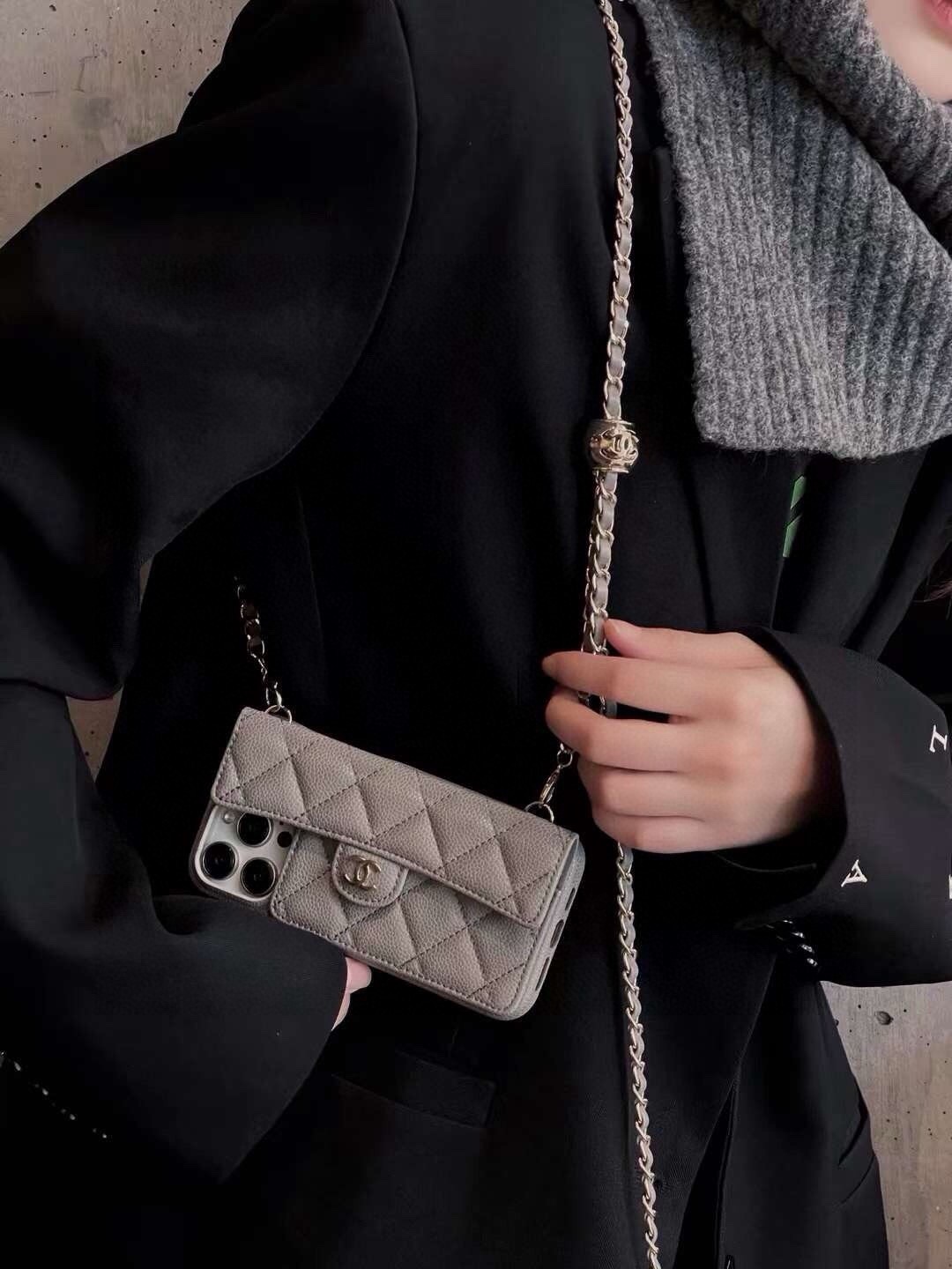 💃CHANEL💠香奈儿火爆时尚圈的手机壳  真香系列 热爆美拉德色系 专柜同款⛓链条双C小金球可调节链条长度 鱼子酱皮菱