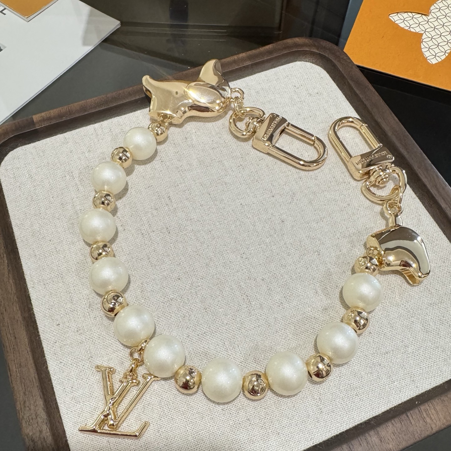🔥LV钥匙扣包链条⛓️包包挂链 挂饰 包包延长链 金色 银色 腰带链贝珠链条设计，再令品牌经典标识巧妙嵌入链环之间。LV