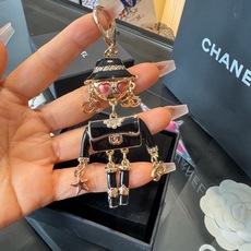 🔥CHANEL香奈儿外星人钥匙扣挂件 ~包包挂饰车钥匙挂件 珐琅搭配金属双C奢华与趣味并存。随身挂包/钥匙,解锁好运与财 🔥CHANEL香奈儿外星人钥匙扣挂件 ~包包挂饰车钥匙挂件 珐琅搭配金属双C奢华与趣味并存。随身挂包/钥匙,解锁好运与财