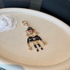 🔥CHANEL香奈儿外星人钥匙扣挂件 ~包包挂饰车钥匙挂件 珐琅搭配金属双C奢华与趣味并存。随身挂包/钥匙,解锁好运与财 🔥CHANEL香奈儿外星人钥匙扣挂件 ~包包挂饰车钥匙挂件 珐琅搭配金属双C奢华与趣味并存。随身挂包/钥匙,解锁好运与财