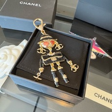 🔥CHANEL香奈儿外星人钥匙扣挂件 ~包包挂饰车钥匙挂件 珐琅搭配金属双C奢华与趣味并存。随身挂包/钥匙,解锁好运与财 🔥CHANEL香奈儿外星人钥匙扣挂件 ~包包挂饰车钥匙挂件 珐琅搭配金属双C奢华与趣味并存。随身挂包/钥匙,解锁好运与财
