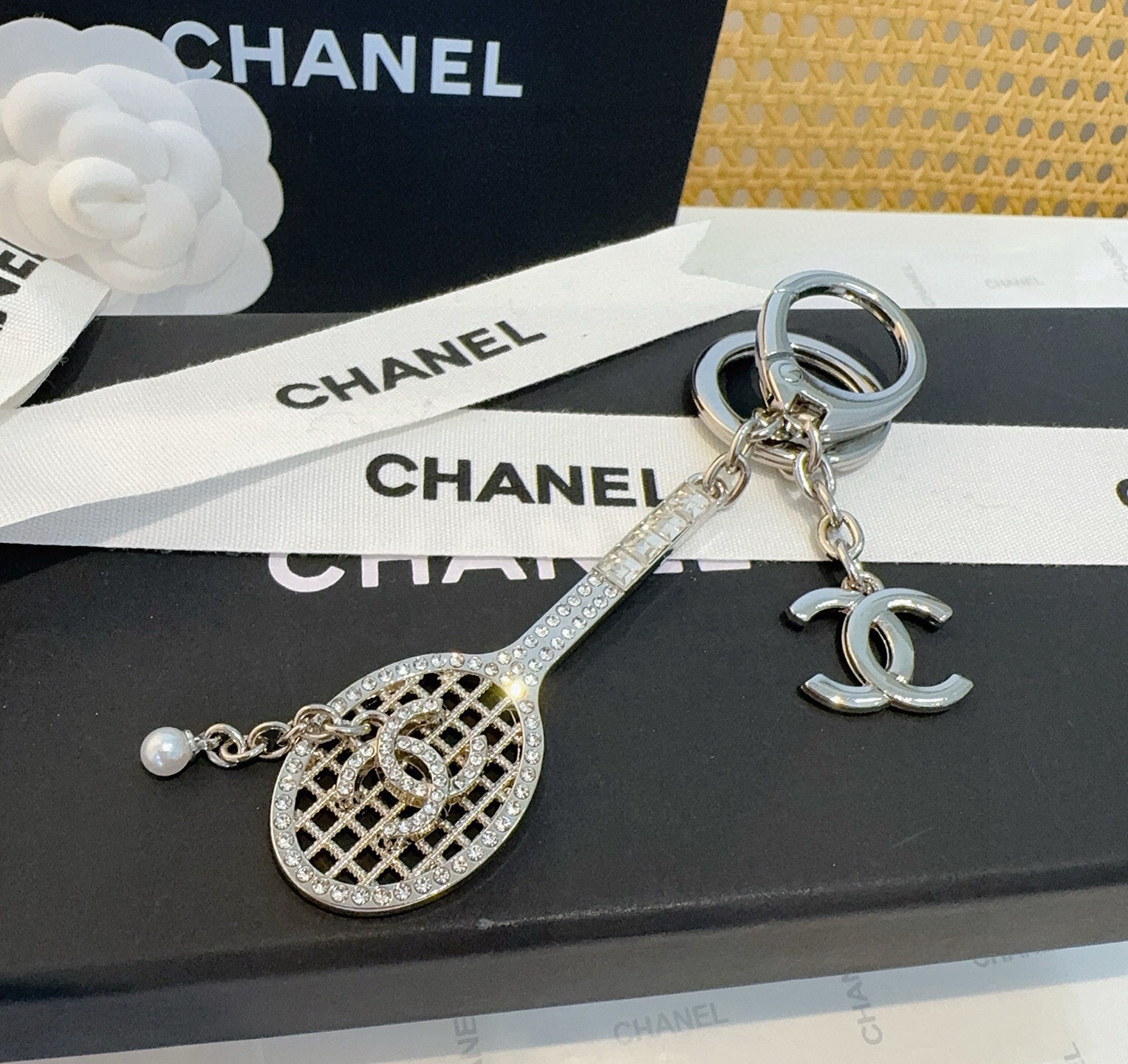 🔥CHANEL香奈儿网球拍钥匙扣挂件 ~包包挂饰车钥匙挂件 经典菱格纹搭配双C标志，奢华与趣味并存。随身挂包/钥匙，解锁