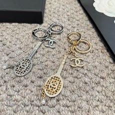 🔥CHANEL香奈儿网球拍钥匙扣挂件 ~包包挂饰车钥匙挂件 经典菱格纹搭配双C标志,奢华与趣味并存。随身挂包/钥匙,解锁 🔥CHANEL香奈儿网球拍钥匙扣挂件 ~包包挂饰车钥匙挂件 经典菱格纹搭配双C标志,奢华与趣味并存。随身挂包/钥匙,解锁
