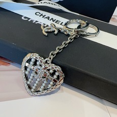 🔥CHANEL香奈儿爱心❤️算盘钥匙扣挂件 ~包包挂饰 车钥匙挂件 精巧算盘珠点缀爱心设计,经典菱格纹搭配双C标志,奢华 🔥CHANEL香奈儿爱心❤️算盘钥匙扣挂件 ~包包挂饰 车钥匙挂件 精巧算盘珠点缀爱心设计,经典菱格纹搭配双C标志,奢华