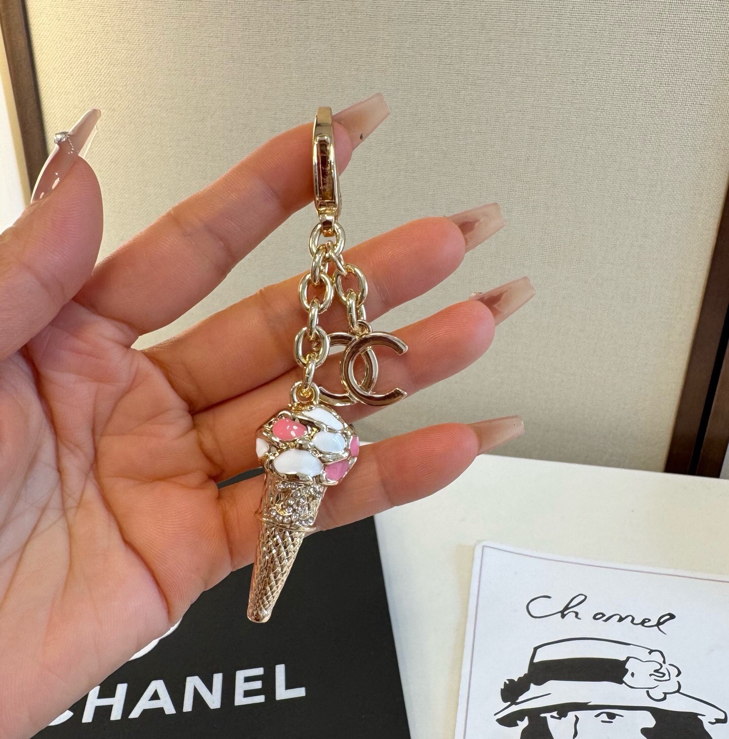 🔥CHANEL香奈儿冰淇淋🍦钥匙扣挂件 ~包包挂饰车钥匙挂件 精巧珐琅搭配双C标志，奢华与趣味并存。随身挂包/钥匙，解锁