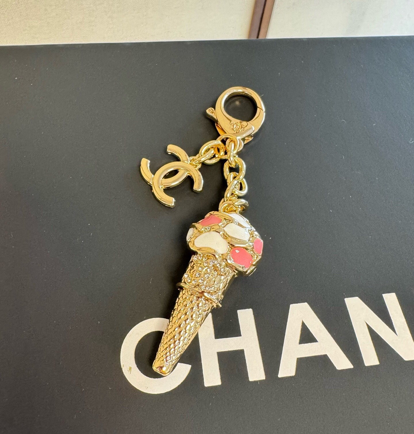 🔥CHANEL香奈儿冰淇淋🍦钥匙扣挂件 ~包包挂饰车钥匙挂件 精巧珐琅搭配双C标志，奢华与趣味并存。随身挂包/钥匙，解锁