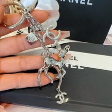 🔥CHANEL香奈儿梅花鹿🦌钥匙扣挂件 ~包包挂饰车钥匙挂件 经典双C标志,奢华与趣味并存。随身挂包/钥匙,解锁好运与财 🔥CHANEL香奈儿梅花鹿🦌钥匙扣挂件 ~包包挂饰车钥匙挂件 经典双C标志,奢华与趣味并存。随身挂包/钥匙,解锁好运与财