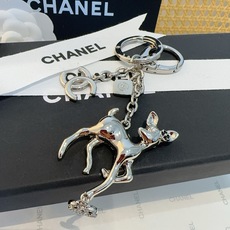 🔥CHANEL香奈儿梅花鹿🦌钥匙扣挂件 ~包包挂饰车钥匙挂件 经典双C标志,奢华与趣味并存。随身挂包/钥匙,解锁好运与财 🔥CHANEL香奈儿梅花鹿🦌钥匙扣挂件 ~包包挂饰车钥匙挂件 经典双C标志,奢华与趣味并存。随身挂包/钥匙,解锁好运与财