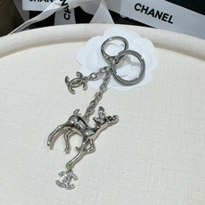 🔥CHANEL香奈儿梅花鹿🦌钥匙扣挂件 ~包包挂饰车钥匙挂件 经典双C标志,奢华与趣味并存。随身挂包/钥匙,解锁好运与财 🔥CHANEL香奈儿梅花鹿🦌钥匙扣挂件 ~包包挂饰车钥匙挂件 经典双C标志,奢华与趣味并存。随身挂包/钥匙,解锁好运与财