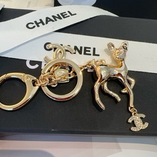 🔥CHANEL香奈儿梅花鹿🦌钥匙扣挂件 ~包包挂饰车钥匙挂件 经典双C标志,奢华与趣味并存。随身挂包/钥匙,解锁好运与财 🔥CHANEL香奈儿梅花鹿🦌钥匙扣挂件 ~包包挂饰车钥匙挂件 经典双C标志,奢华与趣味并存。随身挂包/钥匙,解锁好运与财