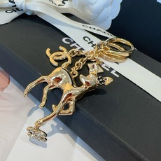 🔥CHANEL香奈儿梅花鹿🦌钥匙扣挂件 ~包包挂饰车钥匙挂件 经典双C标志,奢华与趣味并存。随身挂包/钥匙,解锁好运与财 🔥CHANEL香奈儿梅花鹿🦌钥匙扣挂件 ~包包挂饰车钥匙挂件 经典双C标志,奢华与趣味并存。随身挂包/钥匙,解锁好运与财