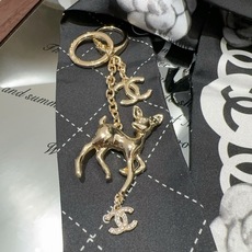 🔥CHANEL香奈儿梅花鹿🦌钥匙扣挂件 ~包包挂饰车钥匙挂件 经典双C标志,奢华与趣味并存。随身挂包/钥匙,解锁好运与财 🔥CHANEL香奈儿梅花鹿🦌钥匙扣挂件 ~包包挂饰车钥匙挂件 经典双C标志,奢华与趣味并存。随身挂包/钥匙,解锁好运与财