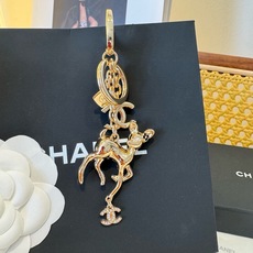 🔥CHANEL香奈儿梅花鹿🦌钥匙扣挂件 ~包包挂饰车钥匙挂件 经典双C标志,奢华与趣味并存。随身挂包/钥匙,解锁好运与财 🔥CHANEL香奈儿梅花鹿🦌钥匙扣挂件 ~包包挂饰车钥匙挂件 经典双C标志,奢华与趣味并存。随身挂包/钥匙,解锁好运与财
