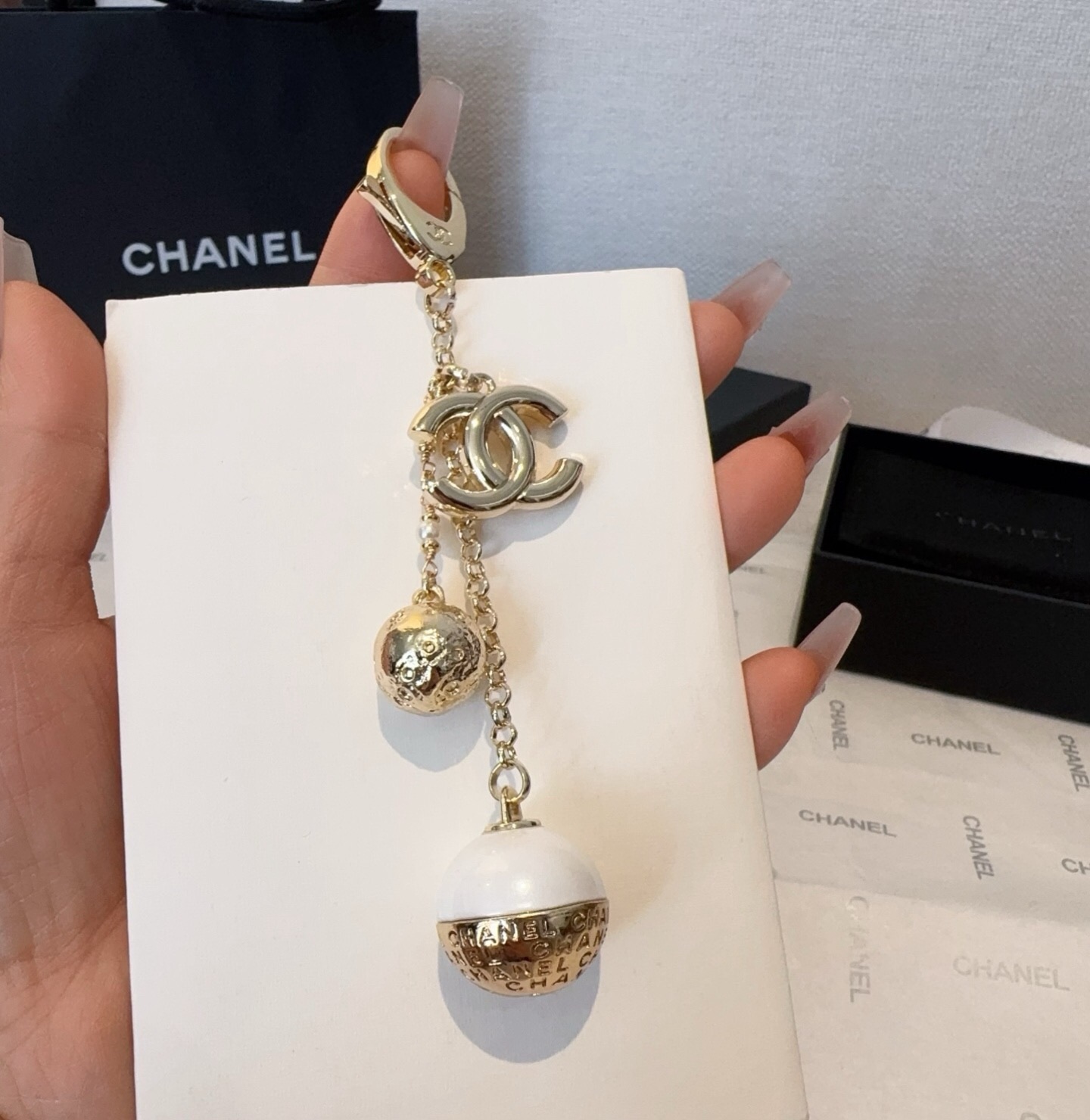 🔥CHANEL香奈儿地球仪钥匙扣挂件 ~包包挂饰车钥匙挂件 精巧经典菱格纹搭配双C标志,奢华与趣味并存。随身挂包/钥匙, 🔥CHANEL香奈儿地球仪钥匙扣挂件 ~包包挂饰车钥匙挂件 精巧经典菱格纹搭配双C标志,奢华与趣味并存。随身挂包/钥匙,