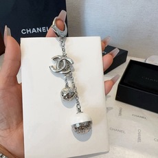 🔥CHANEL香奈儿地球仪钥匙扣挂件 ~包包挂饰车钥匙挂件 精巧经典菱格纹搭配双C标志,奢华与趣味并存。随身挂包/钥匙, 🔥CHANEL香奈儿地球仪钥匙扣挂件 ~包包挂饰车钥匙挂件 精巧经典菱格纹搭配双C标志,奢华与趣味并存。随身挂包/钥匙,