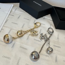 🔥CHANEL香奈儿地球仪钥匙扣挂件 ~包包挂饰车钥匙挂件 精巧经典菱格纹搭配双C标志,奢华与趣味并存。随身挂包/钥匙, 🔥CHANEL香奈儿地球仪钥匙扣挂件 ~包包挂饰车钥匙挂件 精巧经典菱格纹搭配双C标志,奢华与趣味并存。随身挂包/钥匙,