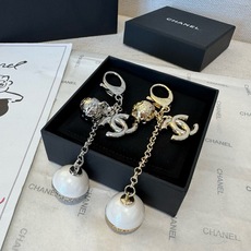 🔥CHANEL香奈儿地球仪钥匙扣挂件 ~包包挂饰车钥匙挂件 精巧经典菱格纹搭配双C标志,奢华与趣味并存。随身挂包/钥匙, 🔥CHANEL香奈儿地球仪钥匙扣挂件 ~包包挂饰车钥匙挂件 精巧经典菱格纹搭配双C标志,奢华与趣味并存。随身挂包/钥匙,
