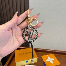 🔥LOUIS VUITTON官网钥匙扣 LV经典皮绳设计, lv钥匙扣 包挂 此款包饰色彩精美,亦可钥匙扣,包包挂饰 挂 🔥LOUIS VUITTON官网钥匙扣 LV经典皮绳设计, lv钥匙扣 包挂 此款包饰色彩精美,亦可钥匙扣,包包挂饰 挂