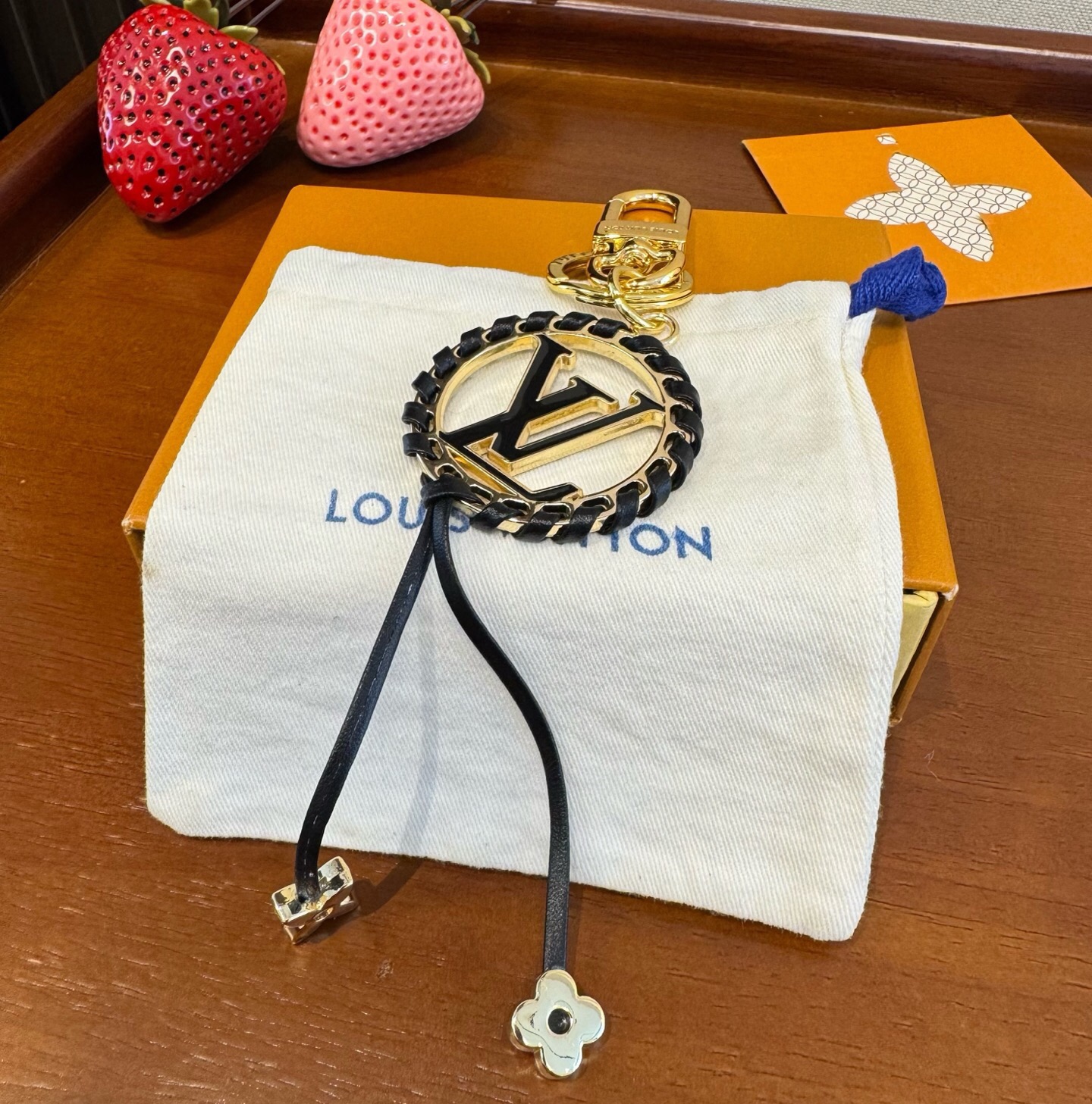 🔥LOUIS VUITTON官网钥匙扣 LV经典皮绳设计， lv钥匙扣 包挂 此款包饰色彩精美，亦可钥匙扣，包包挂饰 挂