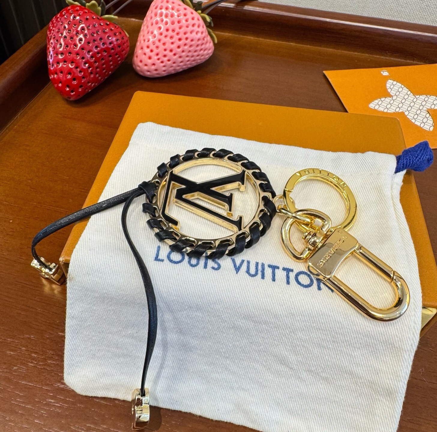 🔥LOUIS VUITTON官网钥匙扣 LV经典皮绳设计， lv钥匙扣 包挂 此款包饰色彩精美，亦可钥匙扣，包包挂饰 挂