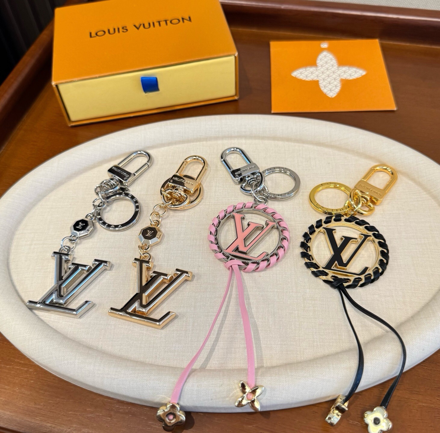 🔥LOUIS VUITTON官网钥匙扣 LV经典皮绳设计， lv钥匙扣 包挂 此款包饰色彩精美，亦可钥匙扣，包包挂饰 挂