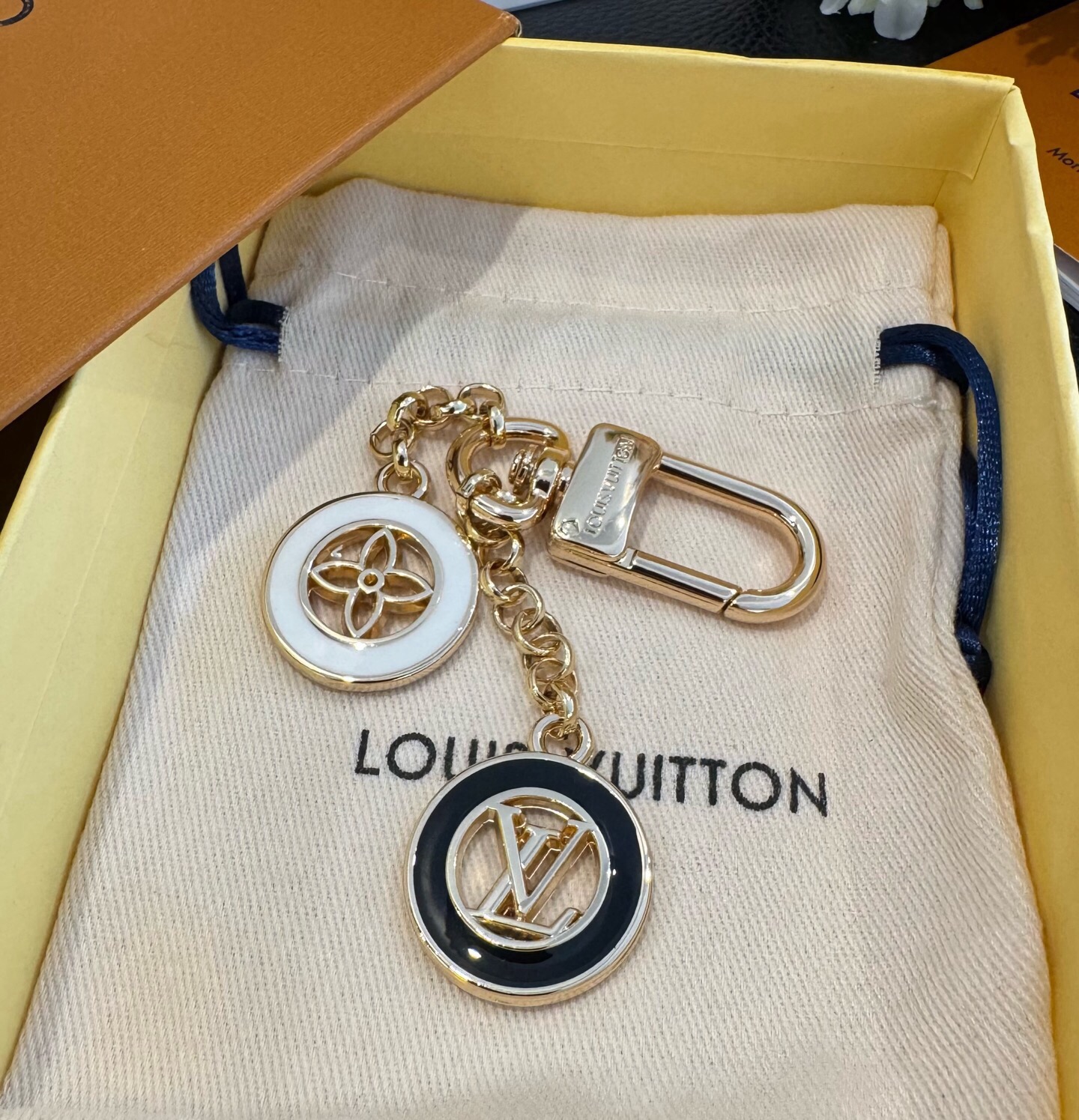 官网新款🔥LV钥匙扣 路易威登 Sailor包链 包包挂饰  精选莹亮金属材质，链节设计灵感源自航海主题，点缀经典四叶花